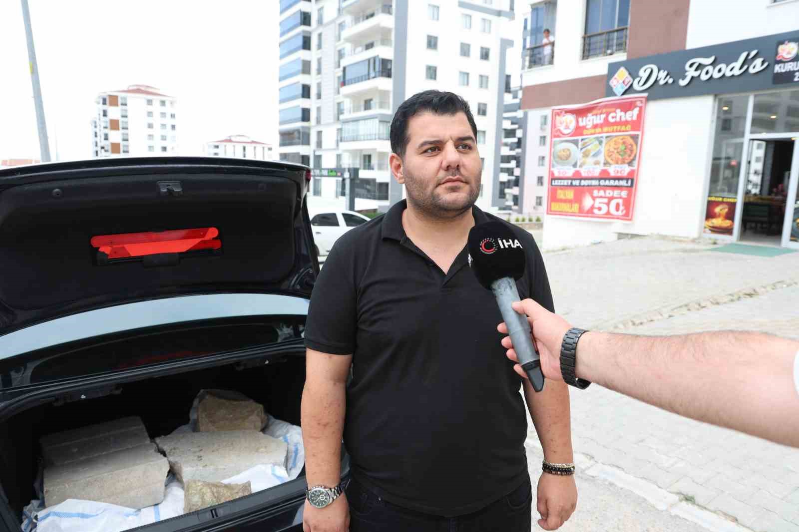 ’’Kimsenin ekmeğine taş koymak istemem ama’’ dedi, milyonluk aracını taşla doldurdu