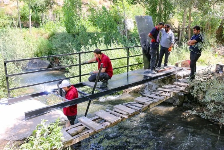 Bitlis’te tehlike arz eden tahta köprü yerine demir köprü yapıldı