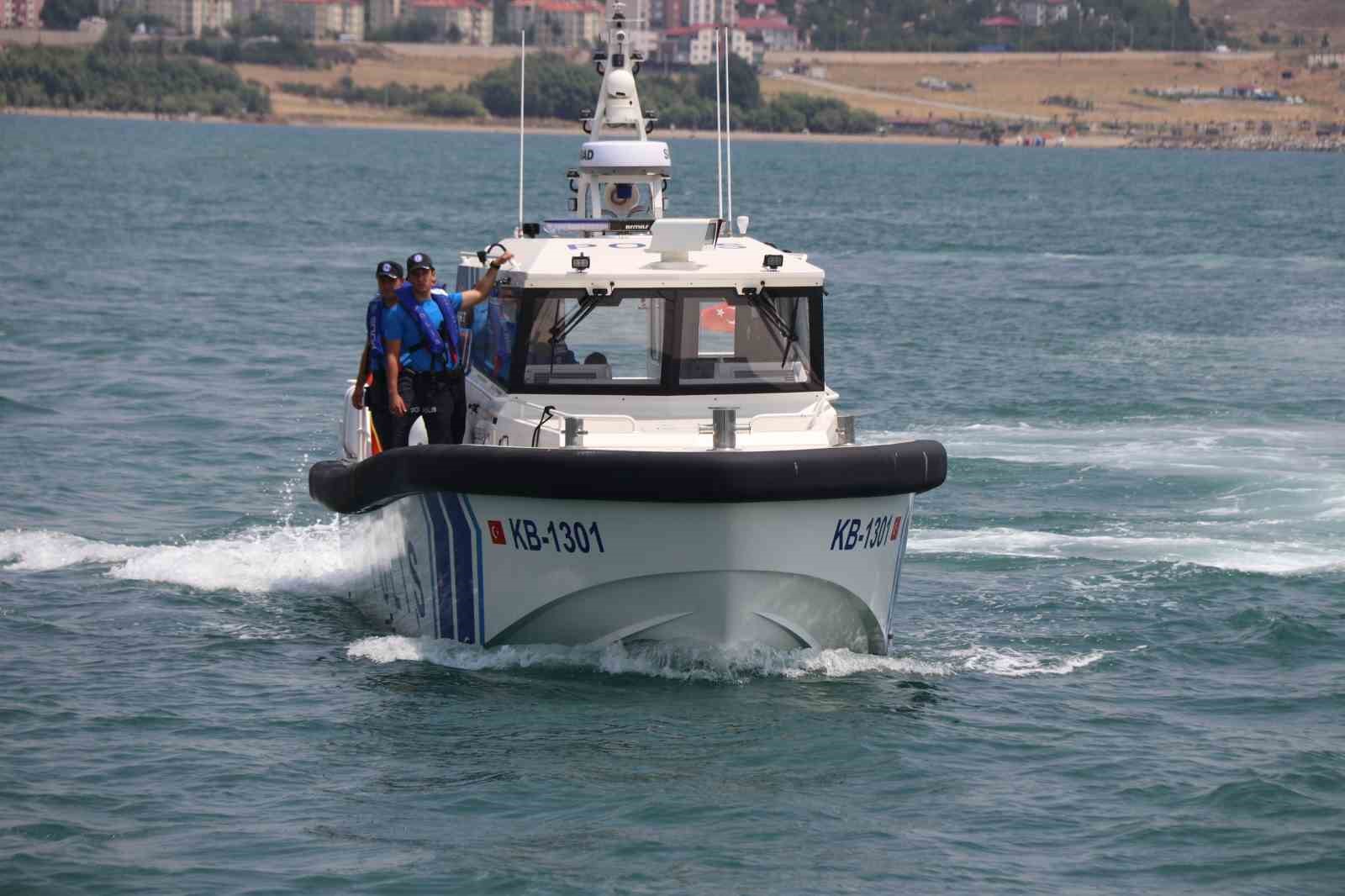 Polis botu Van Gölü’nde kaçak avlanmaya izin vermiyor
