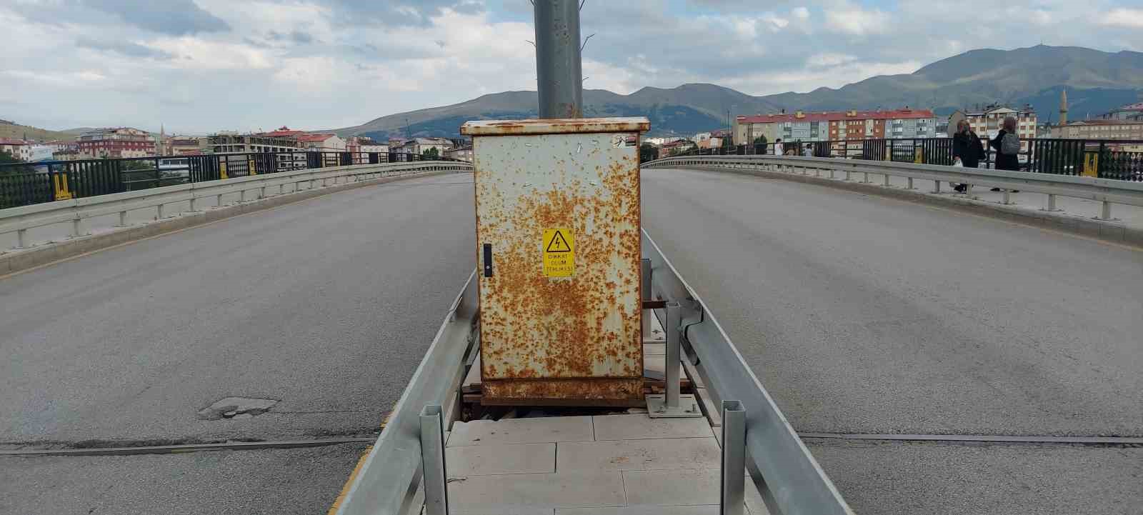 Erzurum’da yol ortasındaki açık elektrik kabloları büyük tehlike oluşturuyor