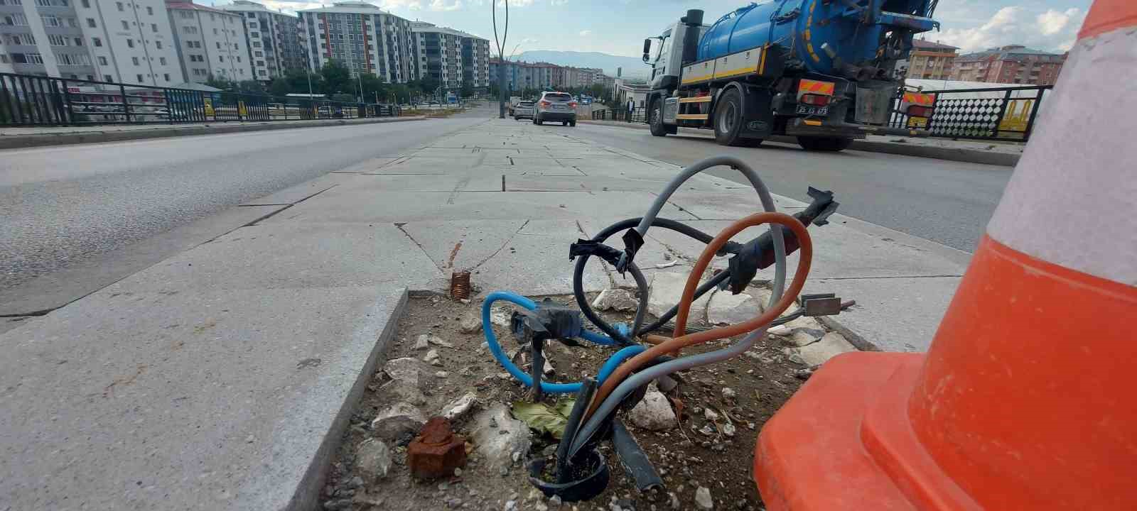 Erzurum’da yol ortasındaki açık elektrik kabloları büyük tehlike oluşturuyor