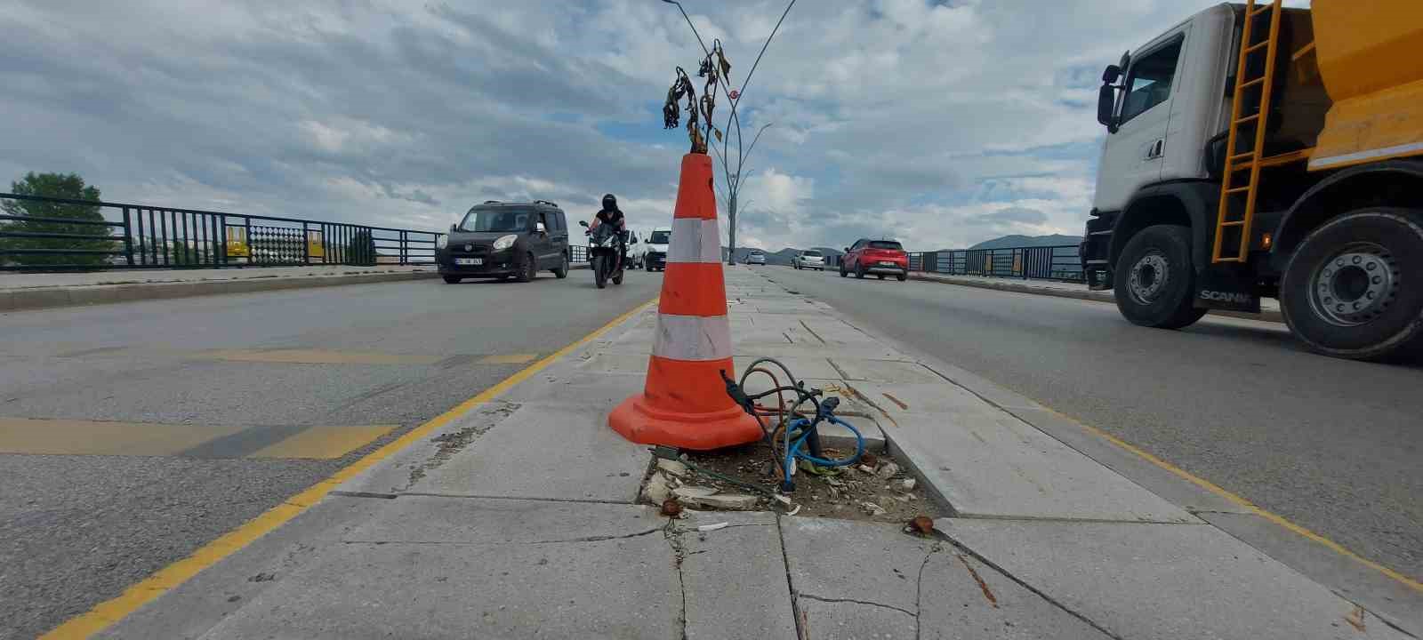 Erzurum’da yol ortasındaki açık elektrik kabloları büyük tehlike oluşturuyor