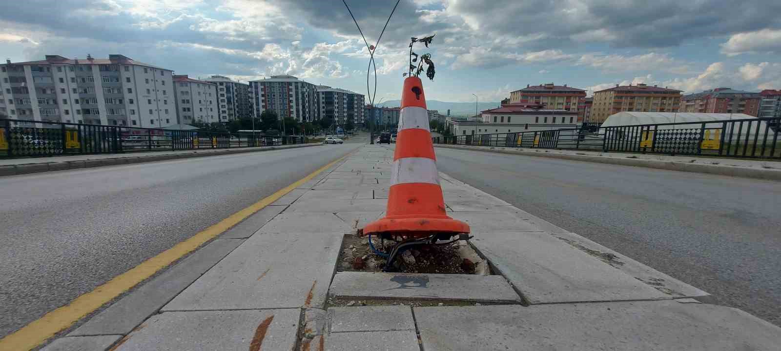 Erzurum’da yol ortasındaki açık elektrik kabloları büyük tehlike oluşturuyor