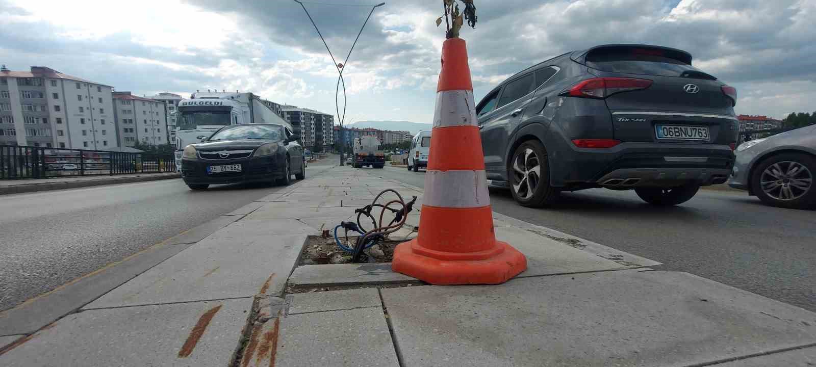 Erzurum’da yol ortasındaki açık elektrik kabloları büyük tehlike oluşturuyor