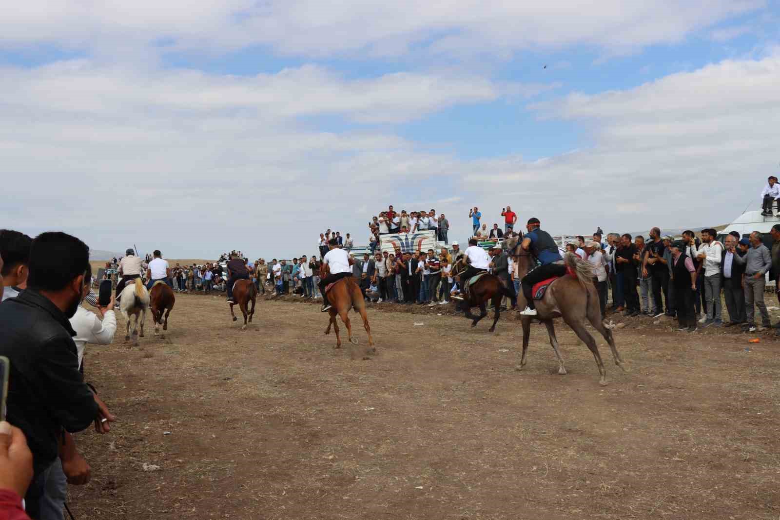 Çat’ta at yarışlarına yoğun ilgi