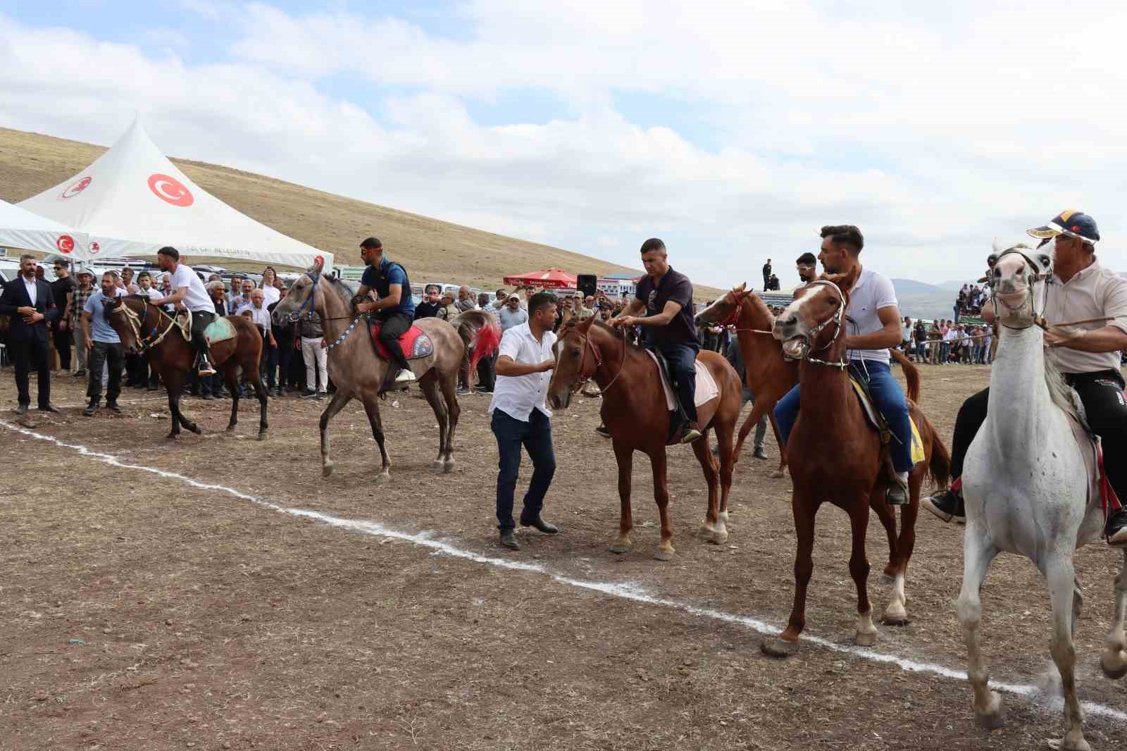 Çat’ta at yarışlarına yoğun ilgi