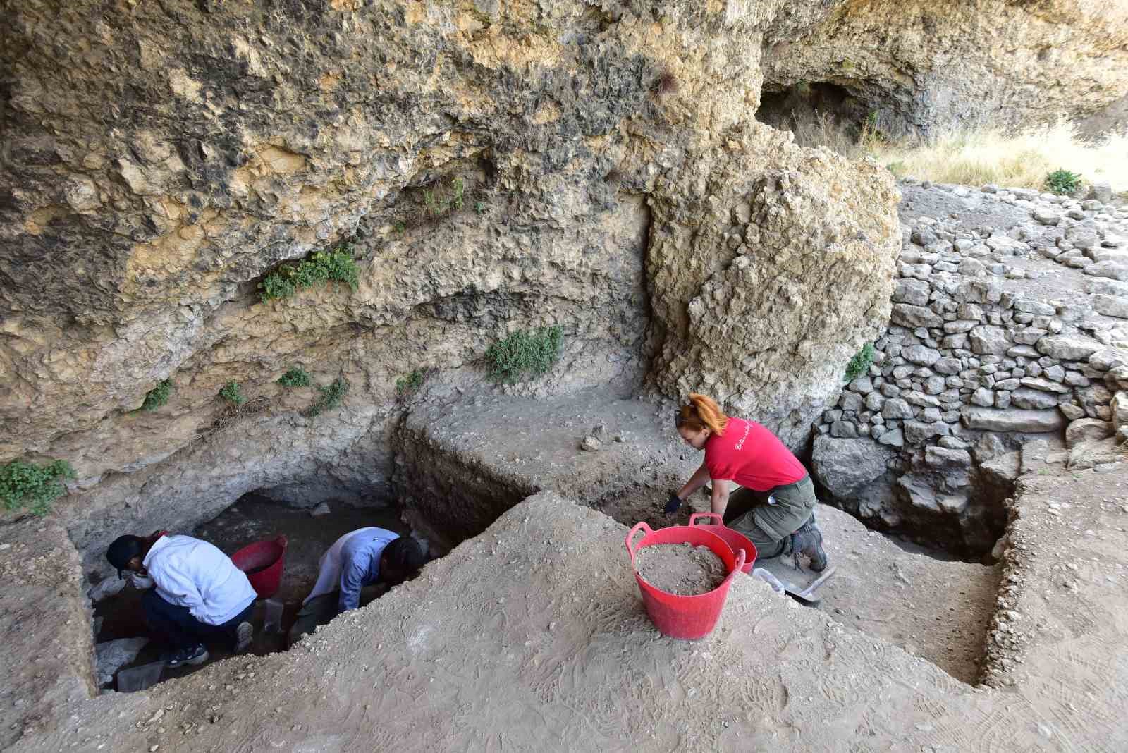 Delikli Mağara kazısında 5 bin yıllık objeler bulundu