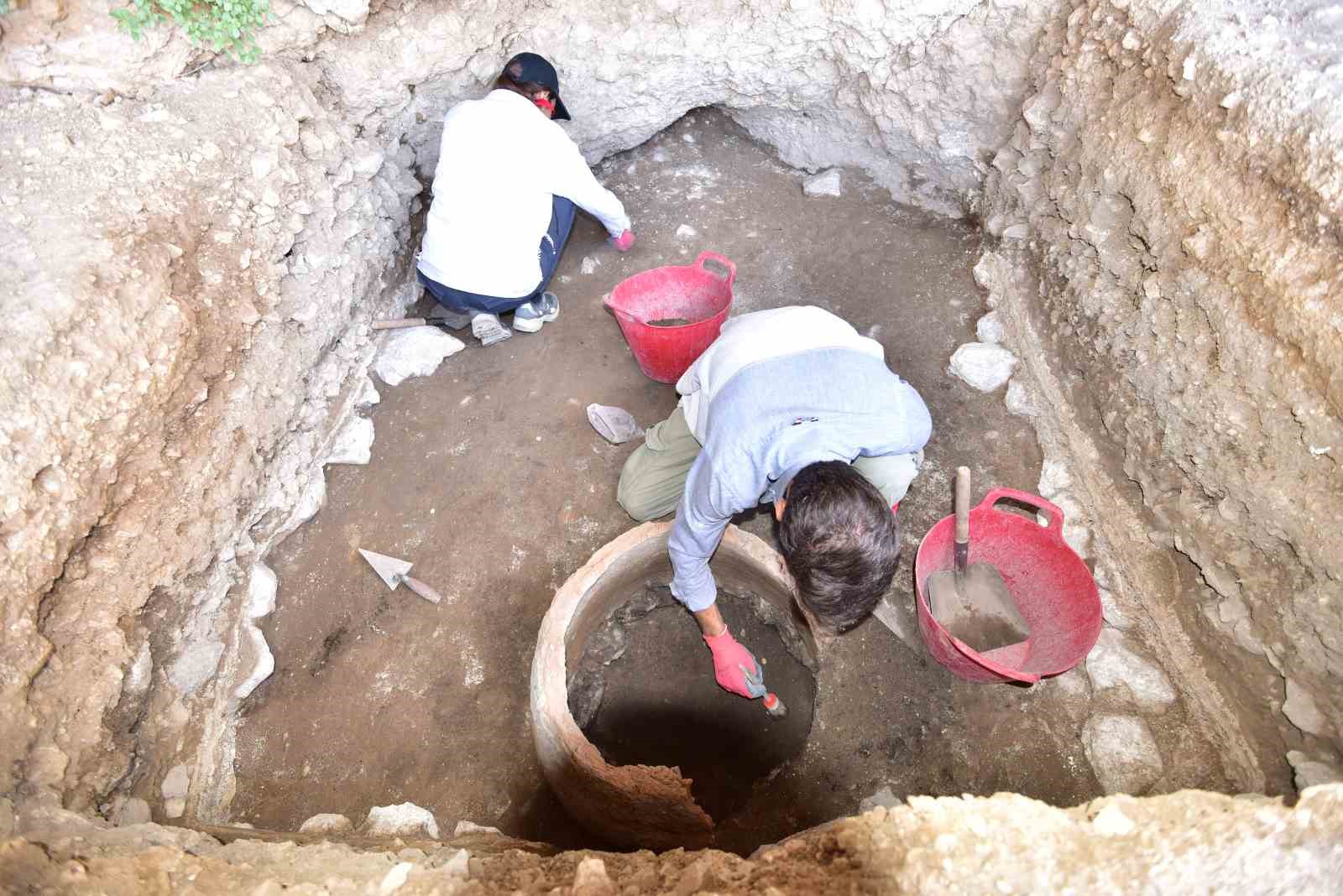 Delikli Mağara kazısında 5 bin yıllık objeler bulundu