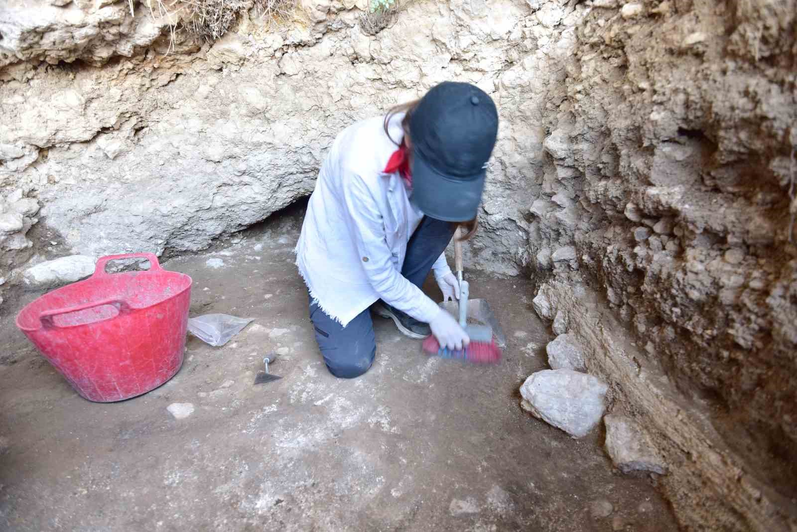 Delikli Mağara kazısında 5 bin yıllık objeler bulundu