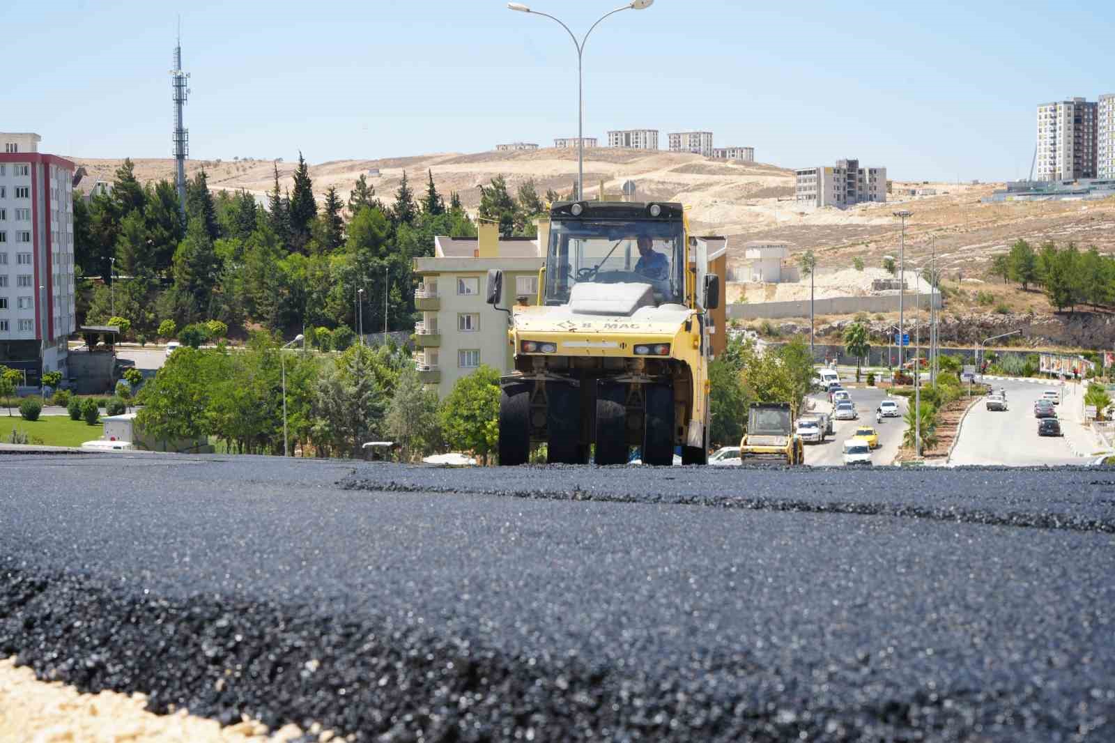 Asfalt işçileri 180 dereceyi aşan sıcaklıkta çalışıyor