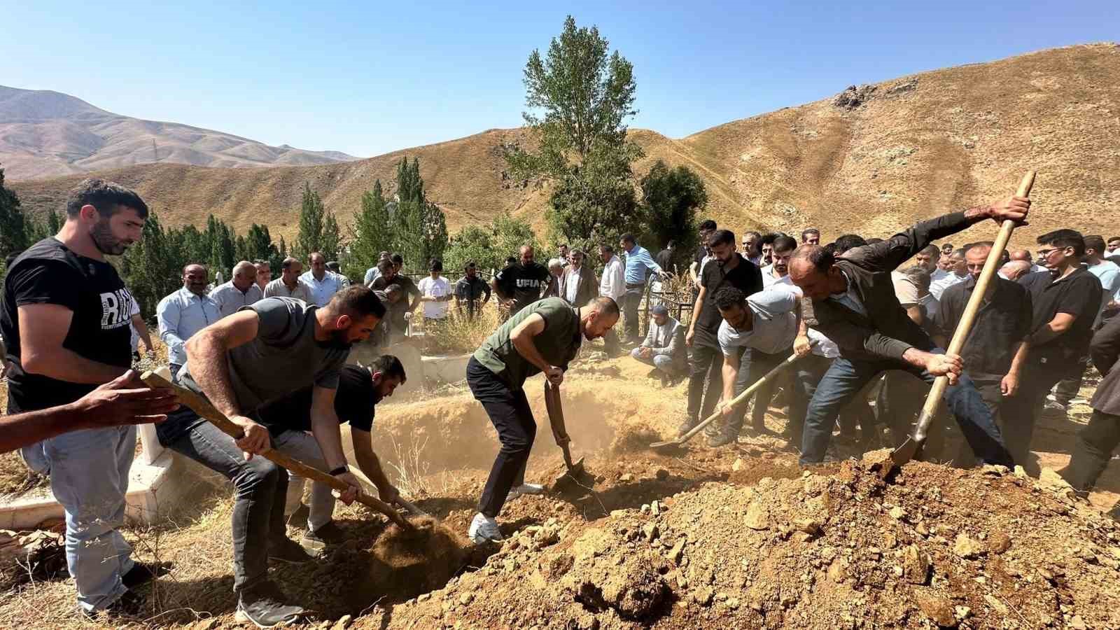 Yüksekova’da boğulan vatandaş son yolculuğuna uğurlandı