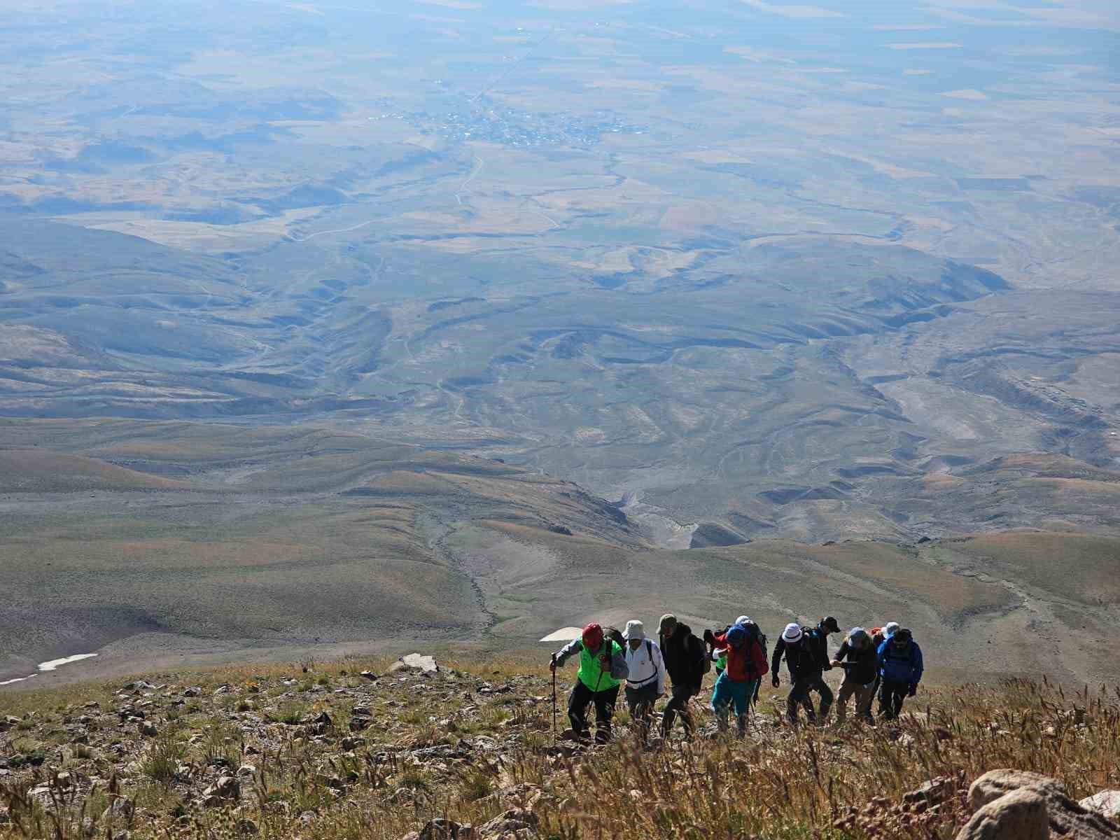 Vangölü Aktivistleri Derneği üyeleri Süphan Dağı’na tırmandı