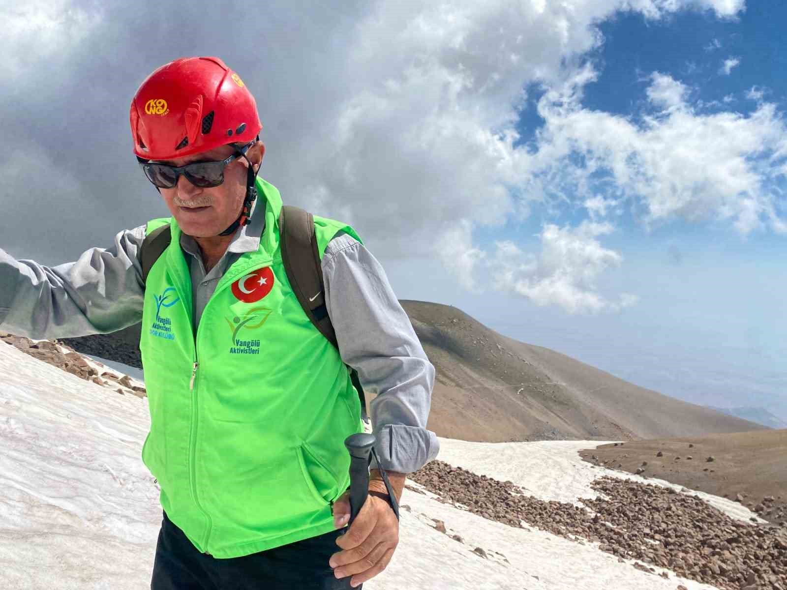 Vangölü Aktivistleri Derneği üyeleri Süphan Dağı’na tırmandı