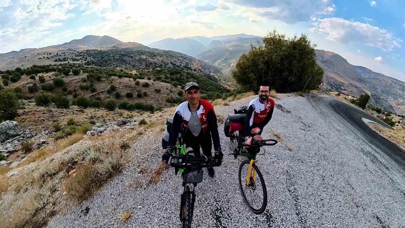 İki öğretmen bisikletle 5 günde 450 kilometre yol yaptı: Nemrut ve Göbeklitepe’ye bisiklet ile ulaştı