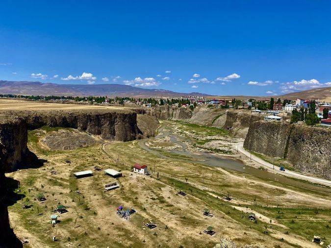 Dik yamaçlarıyla doğunun Ihlara Vadisi Murat Kanyonu ziyaretçilerini ağırlıyor