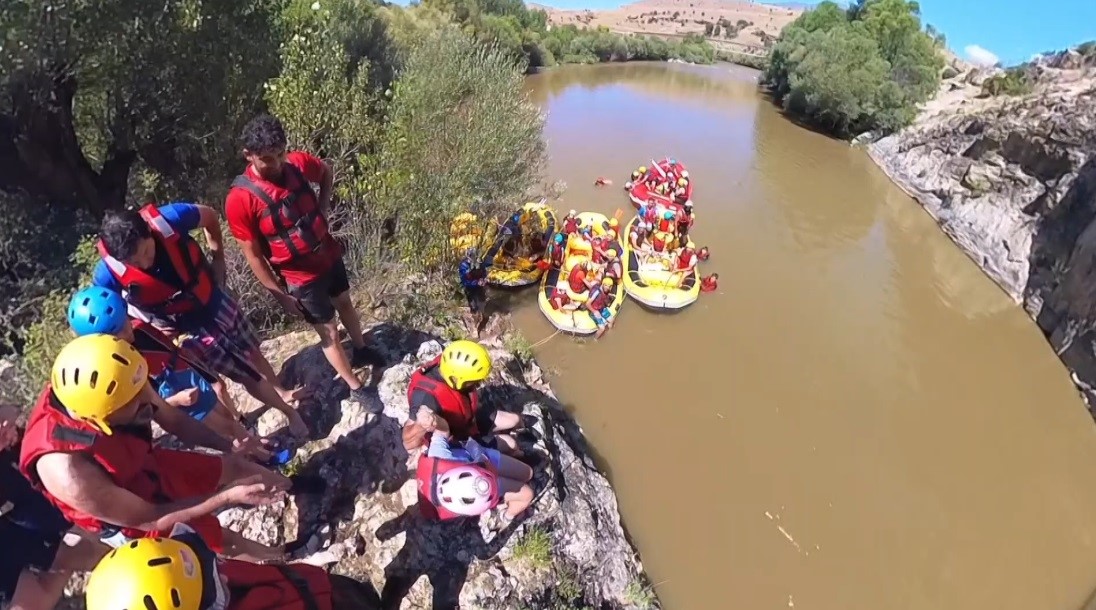 Erzincan’da babalar ve bebeler raftingte!