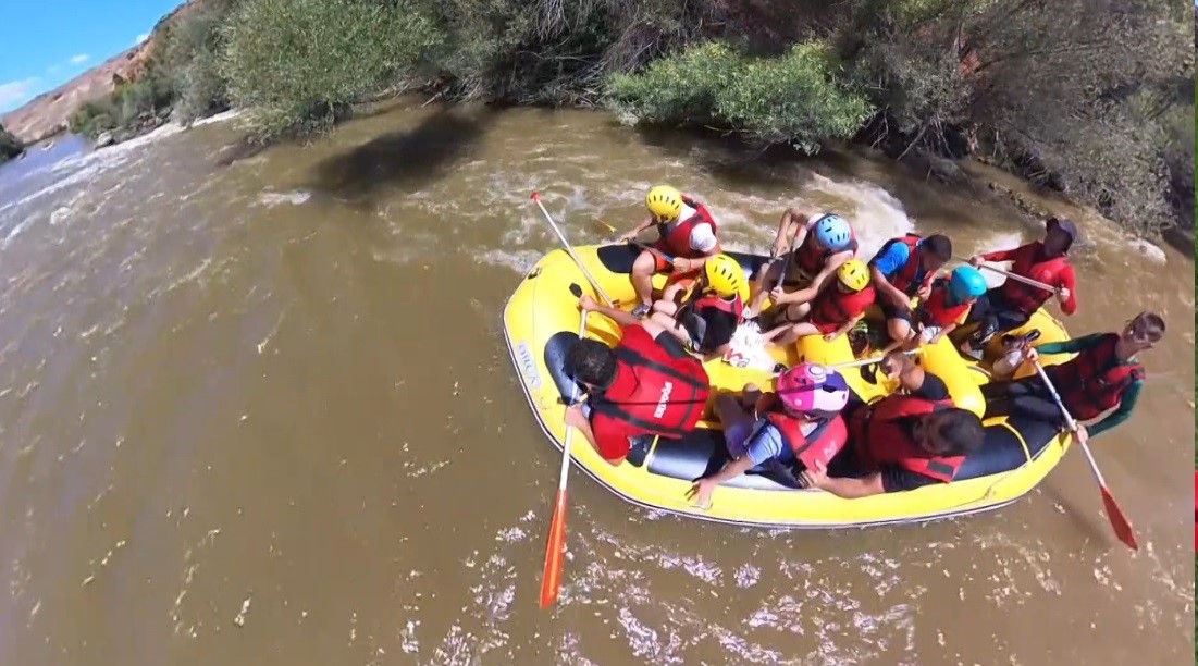 Erzincan’da babalar ve bebeler raftingte!