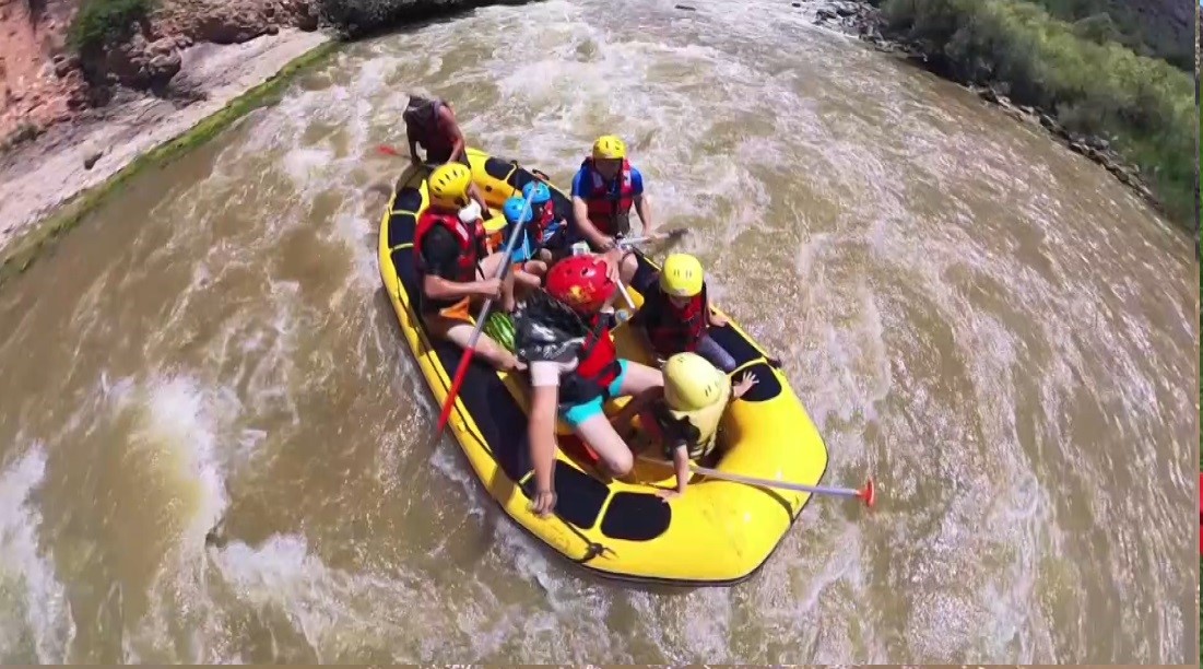 Erzincan’da babalar ve bebeler raftingte!