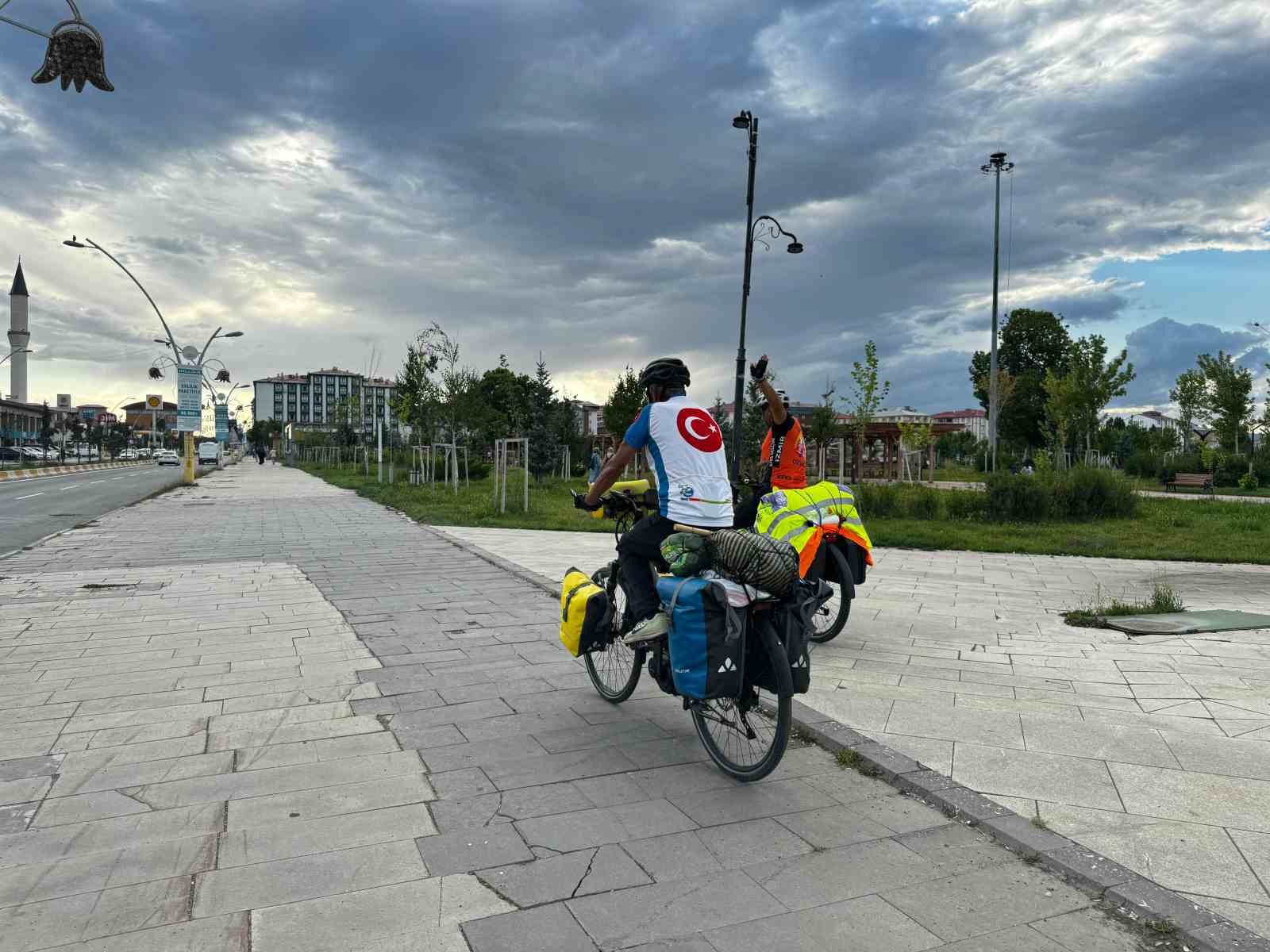 70 yaşındaki emekli, bisikletiyle Anadolu’yu geziyor