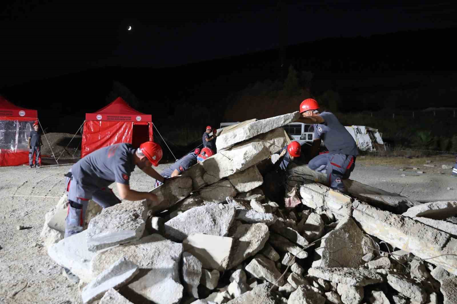 Seferihisar Belediyesi’nden gerçeği aratmayan deprem tatbikatı