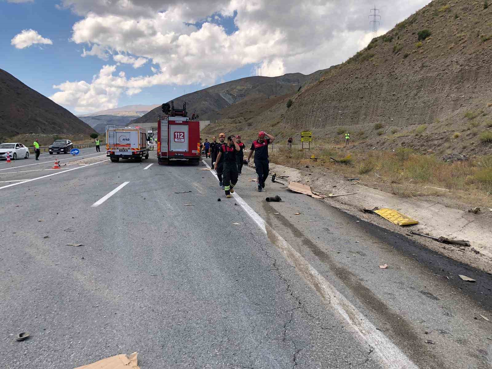 Erzincan’da tır ile otomobil çarpıştı: 4 ölü, 2 yaralı