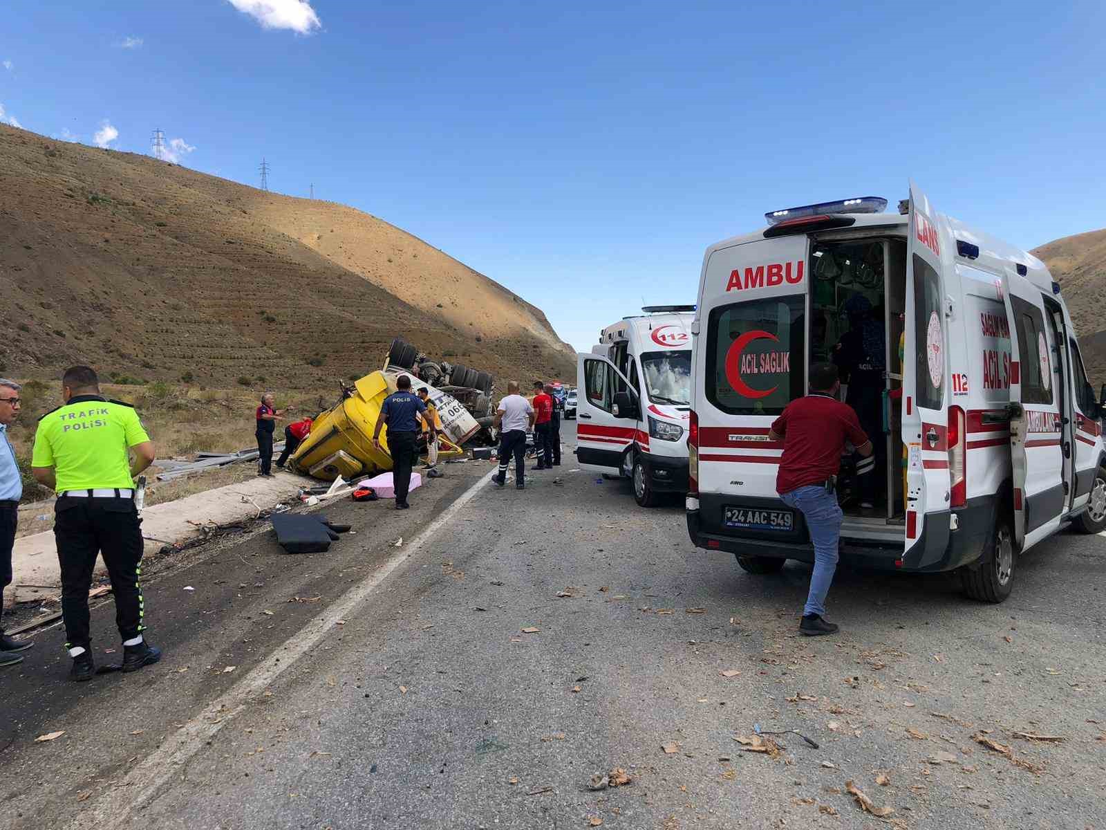 Erzincan’da tır ile otomobil çarpıştı: 4 ölü, 2 yaralı