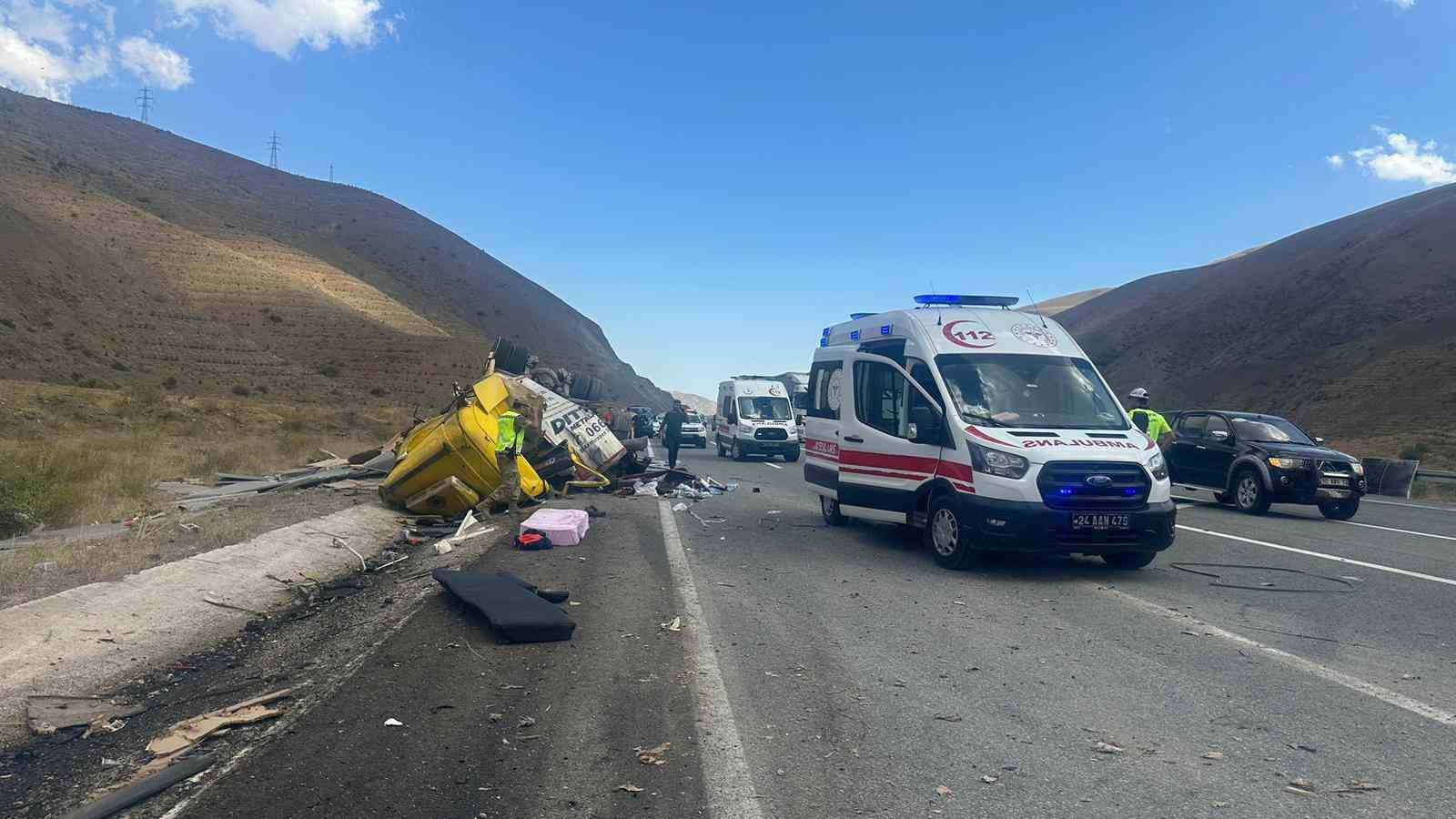 Erzincan’da tır ile otomobil çarpıştı: 4 ölü, 2 yaralı