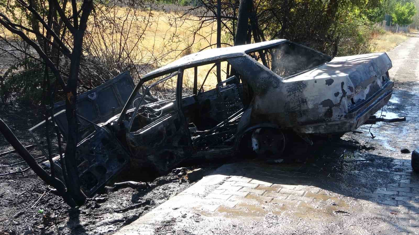 Bingöl’de kaza yapan otomobil yandı