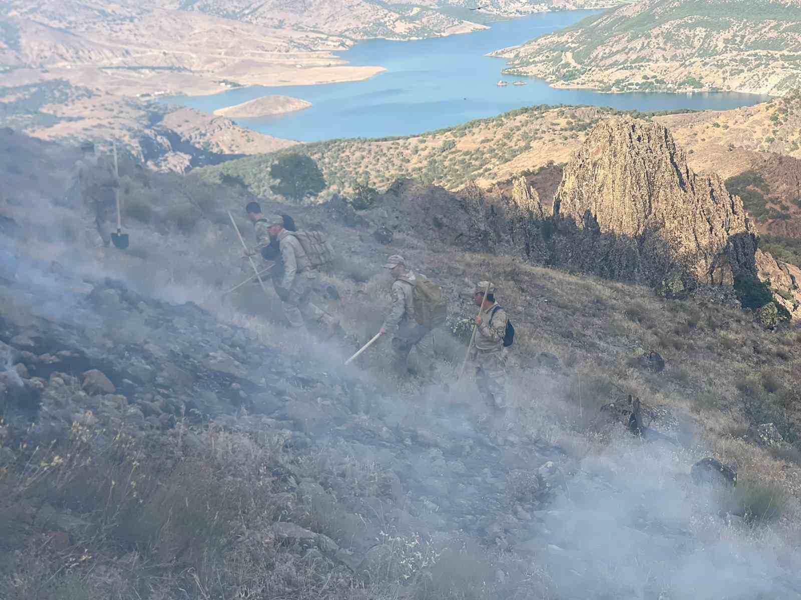 Tunceli’deki yangına, karadan ve havadan müdahale sürüyor