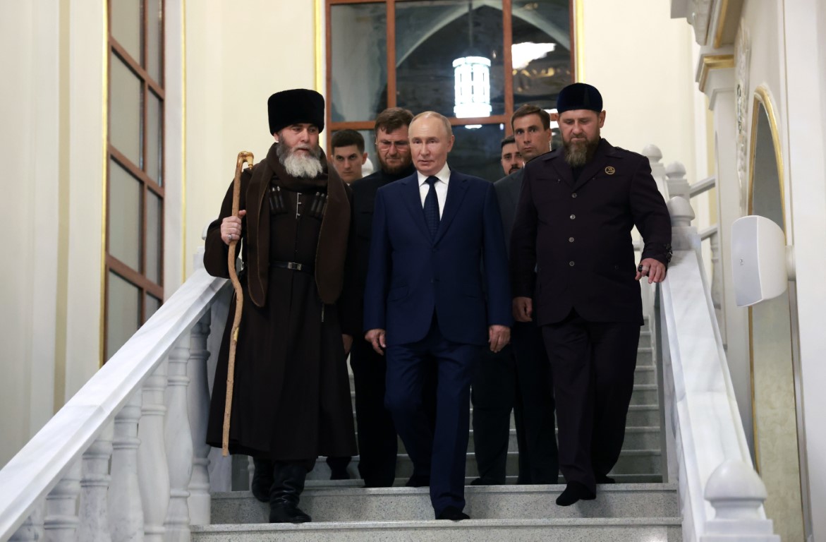 Putin'in camide Kuran-ı Kerim'i öptüğü anlar dikkat çekti