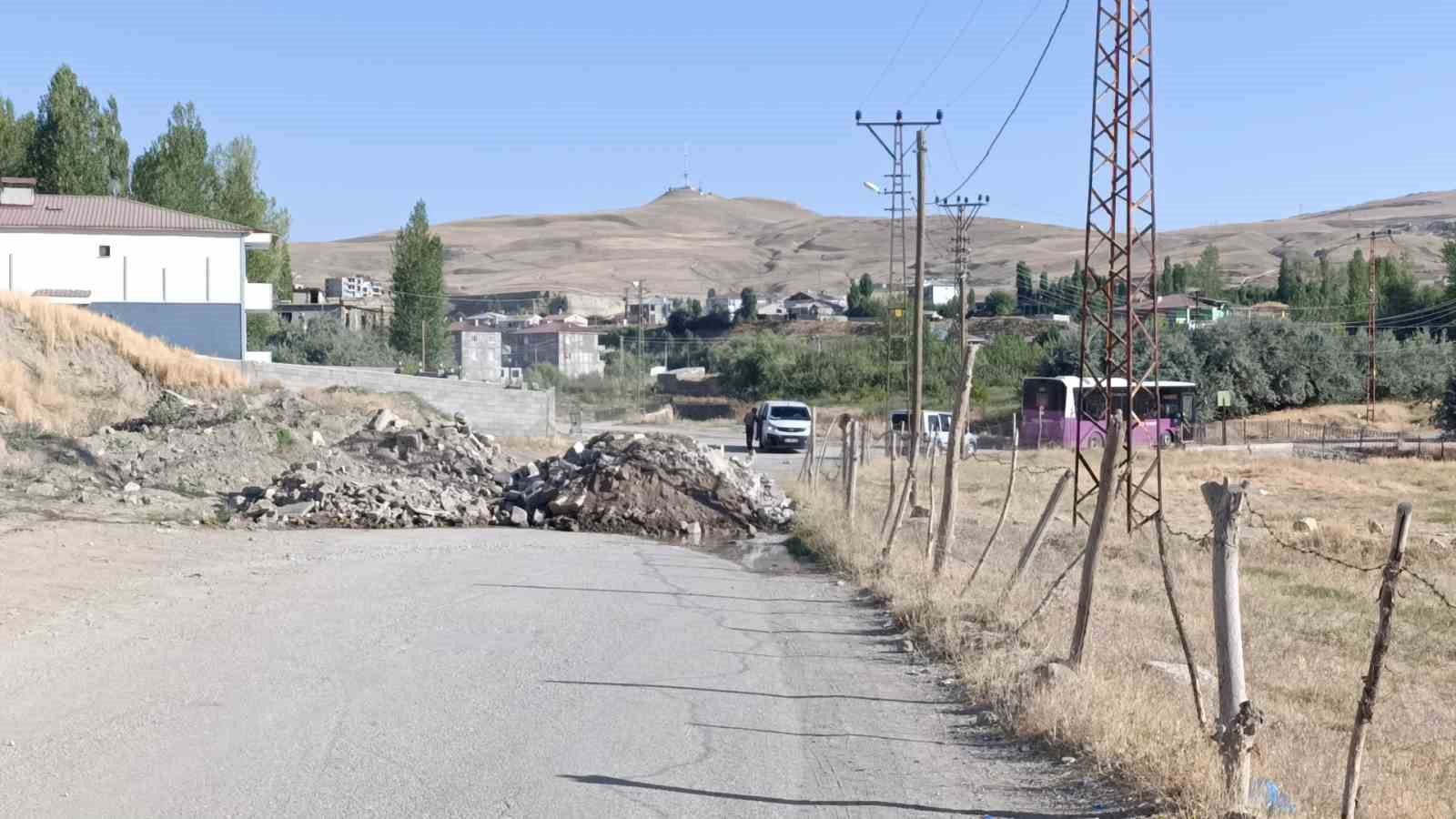 Üç parselinden geçen yolu kapattı