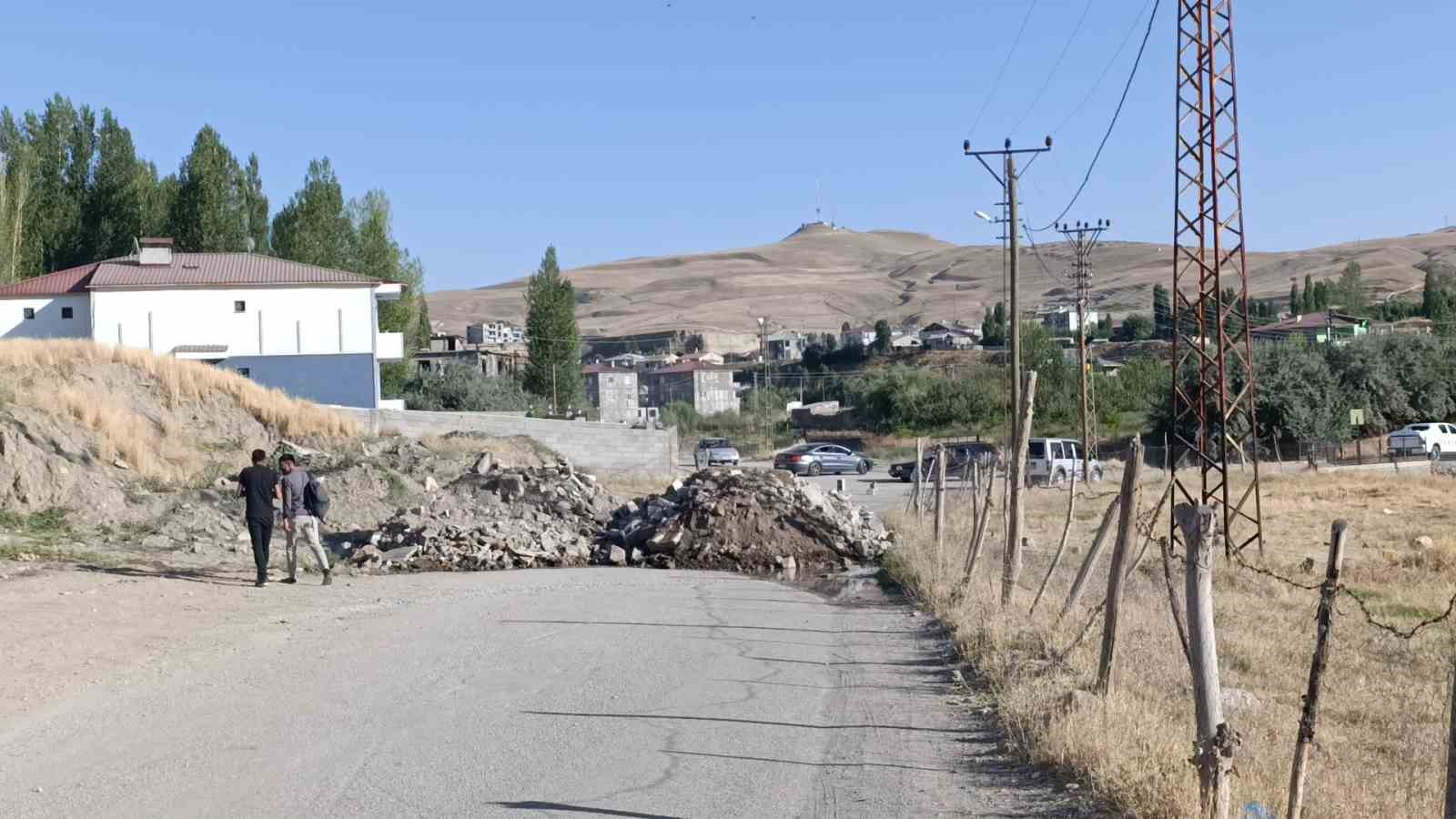 Üç parselinden geçen yolu kapattı