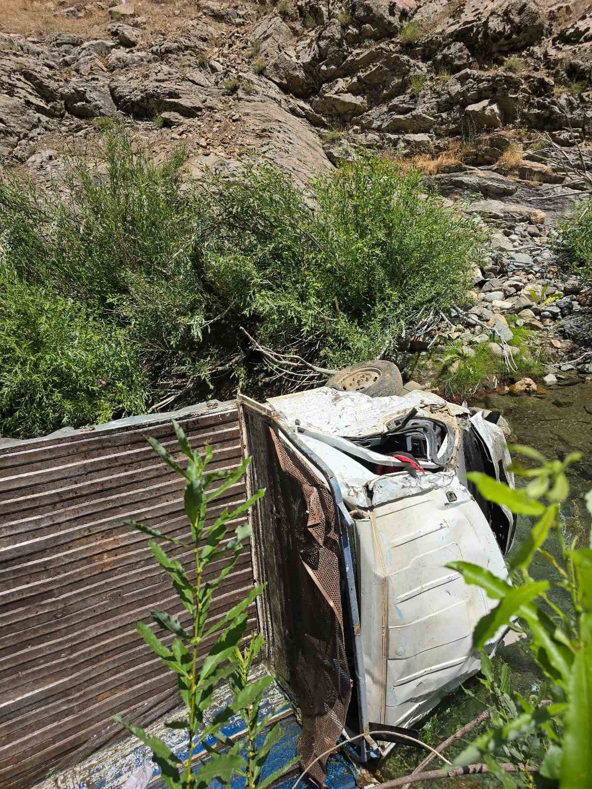 Bingöl’de pikap şarampole yuvarlandı: 2 ölü, 1 yaralı