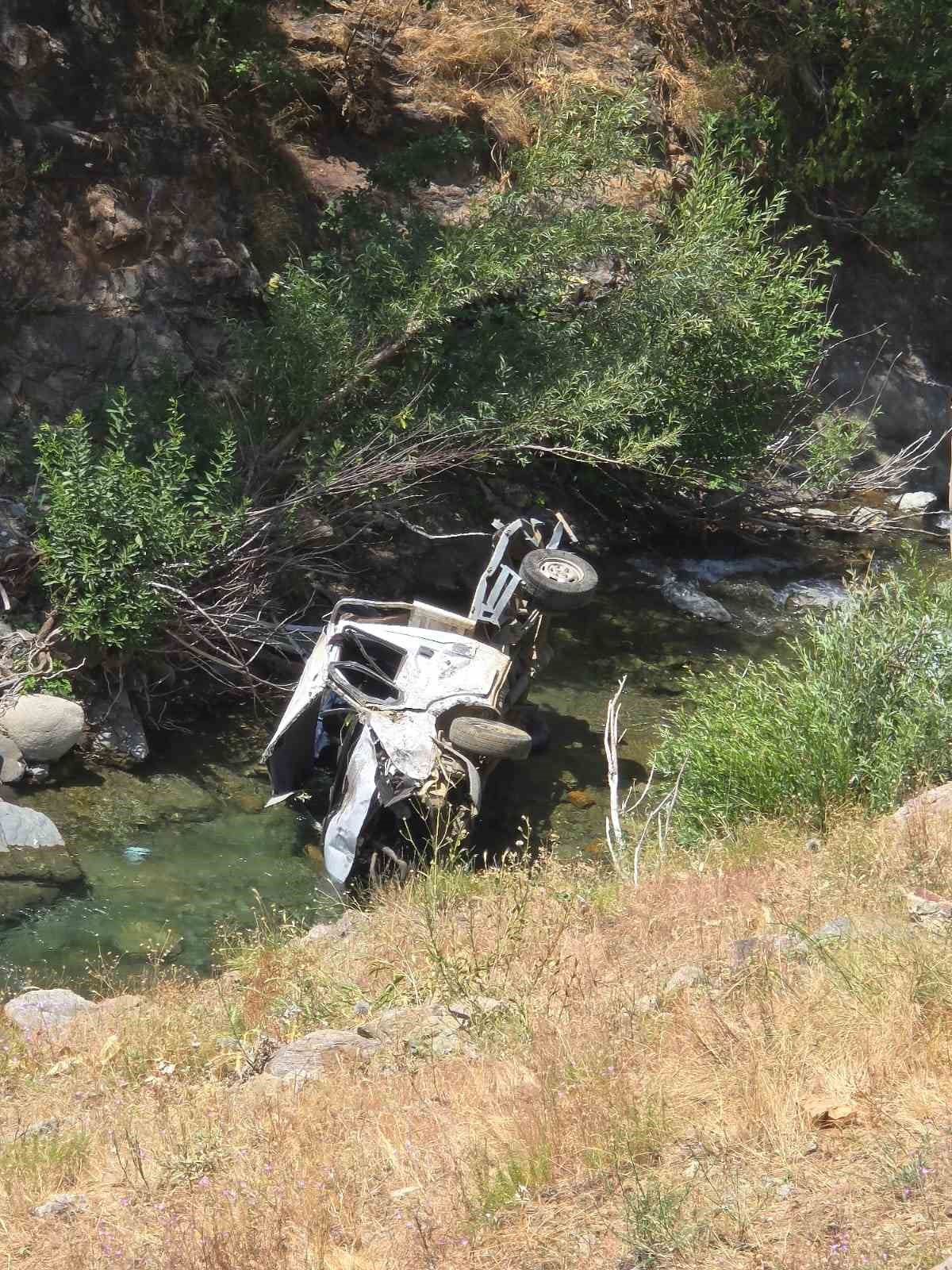 Bingöl’de pikap şarampole yuvarlandı: 2 ölü, 1 yaralı