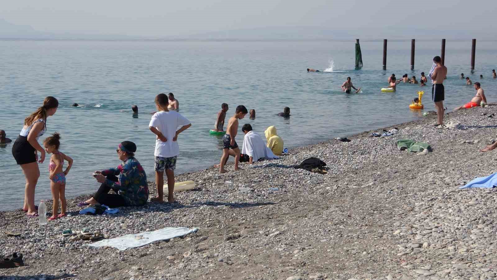 Van Gölü mavi bayraklı plajıyla tatilcileri ağırlıyor