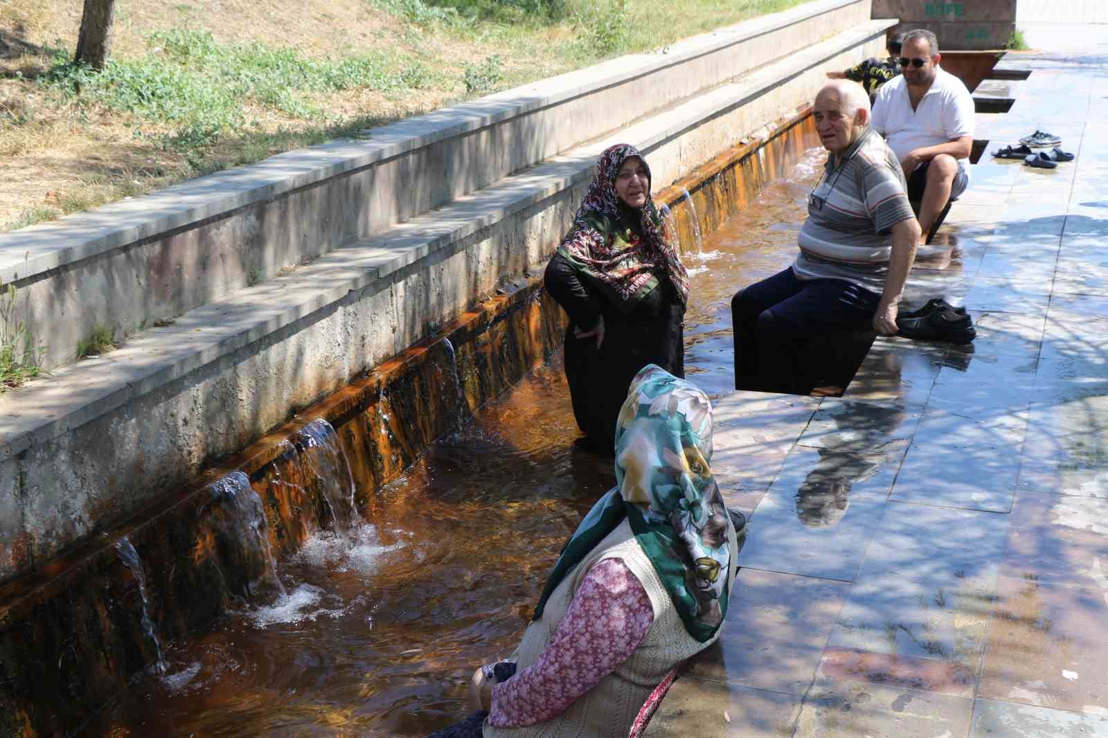 Kavurucu sıcakta Ekşisu buz gibi dondurdu