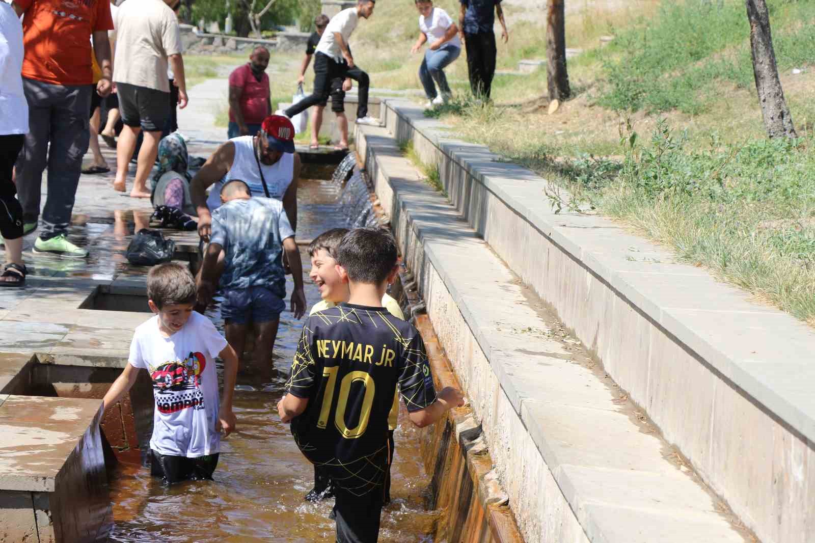 Kavurucu sıcakta Ekşisu buz gibi dondurdu