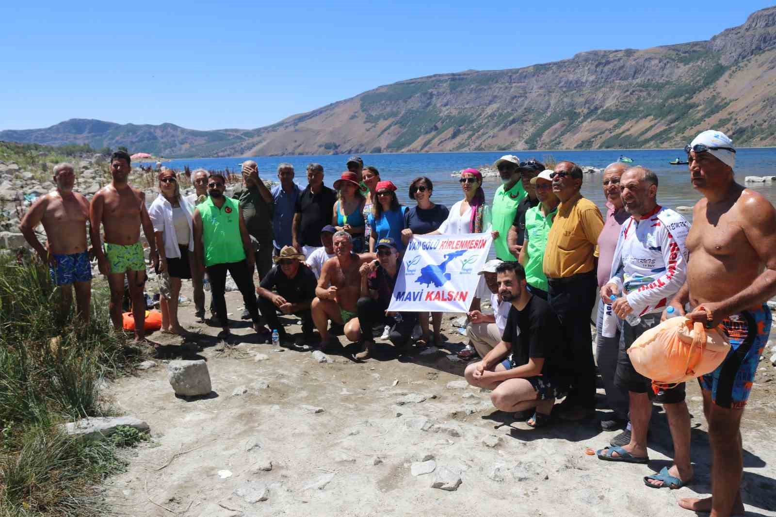 Nemrut ve Van Gölü için 8 kilometre yüzdüler