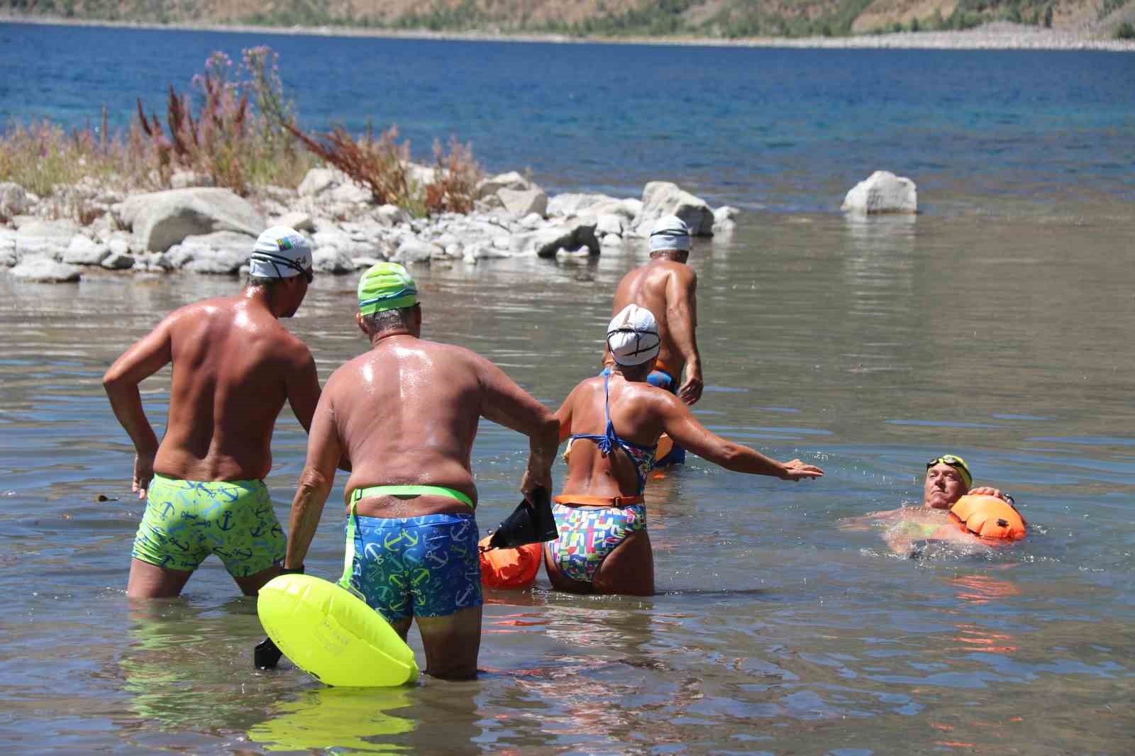 Nemrut ve Van Gölü için 8 kilometre yüzdüler