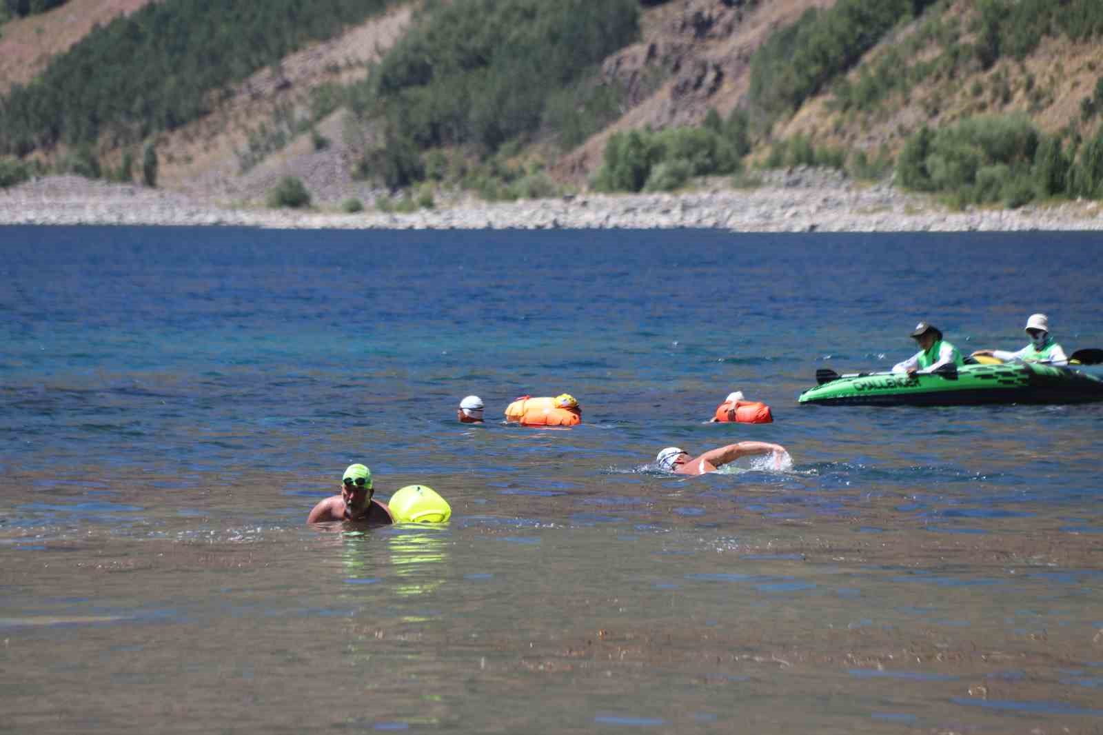 Nemrut ve Van Gölü için 8 kilometre yüzdüler