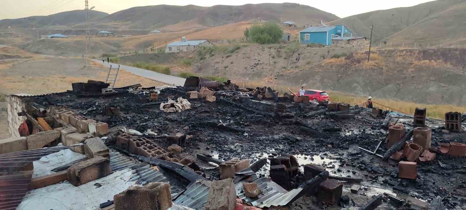 Van’da çatı yangını