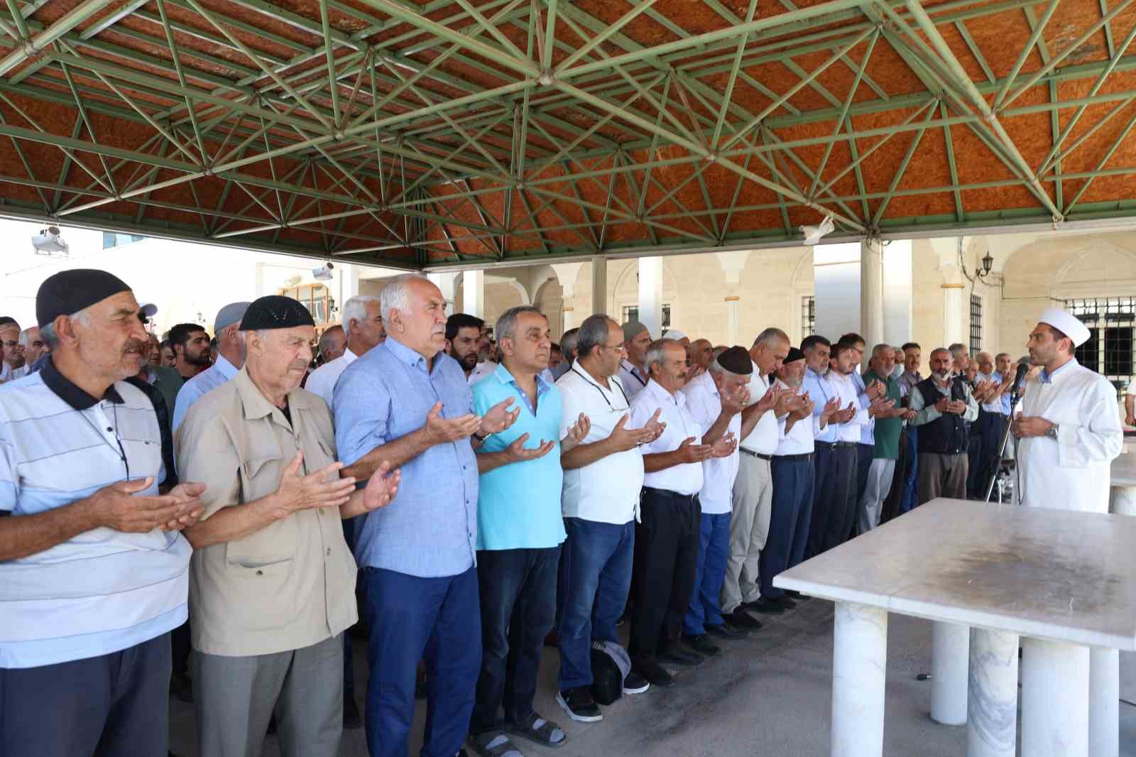 Haniye için kılınan cenaze namazında duygusal anlar: Yaşlı adam İsrail’i kınadı, gözyaşları döktü