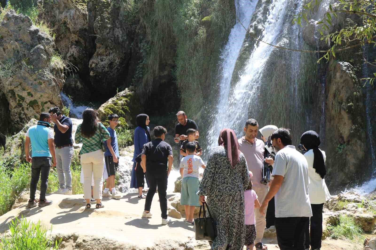 Sıcaktan kaçan şelalede serinledi