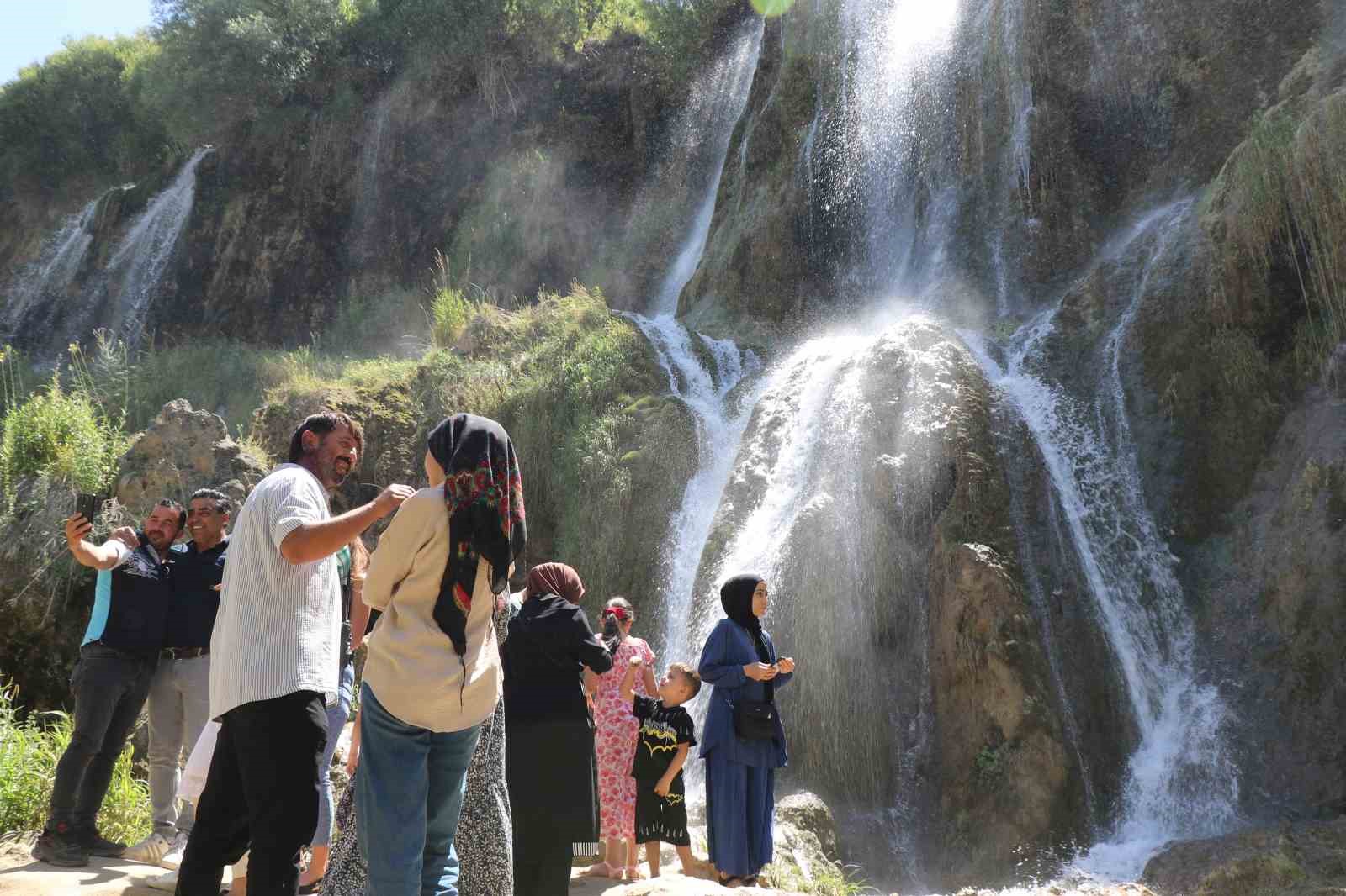 Sıcaktan kaçan şelalede serinledi