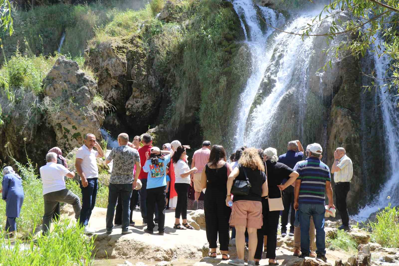 Sıcaktan kaçan şelalede serinledi