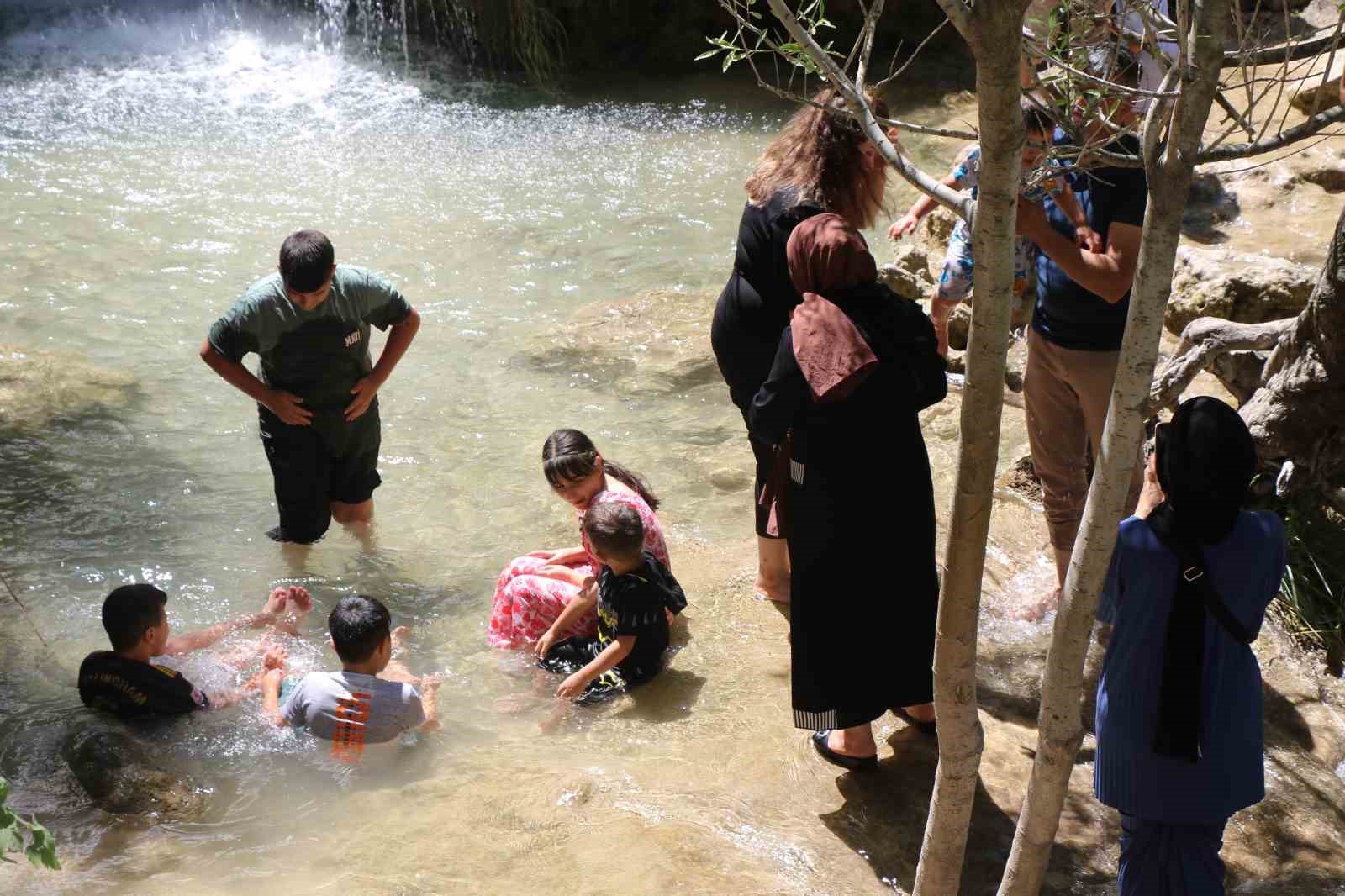 Sıcaktan kaçan şelalede serinledi