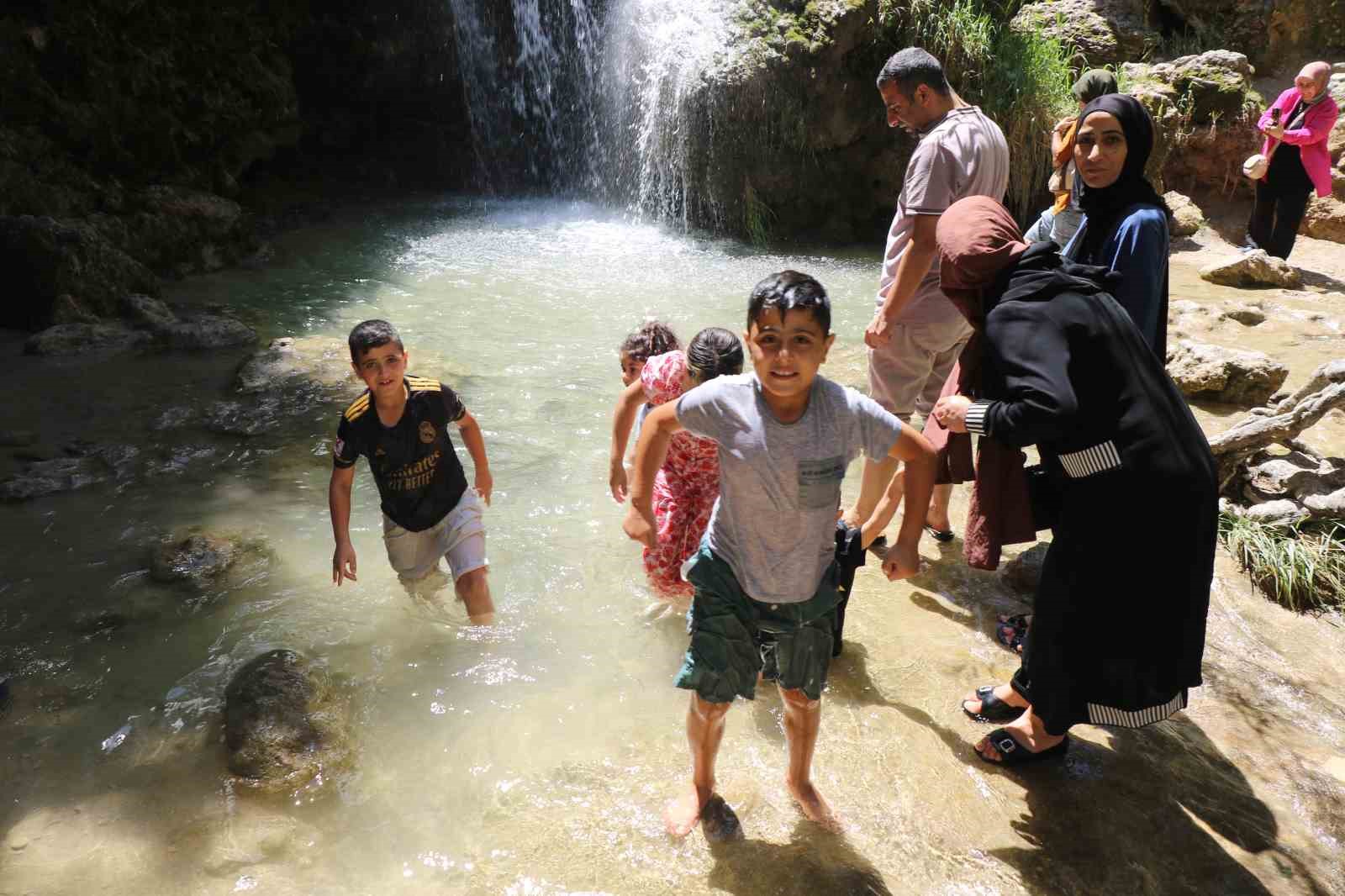 Sıcaktan kaçan şelalede serinledi