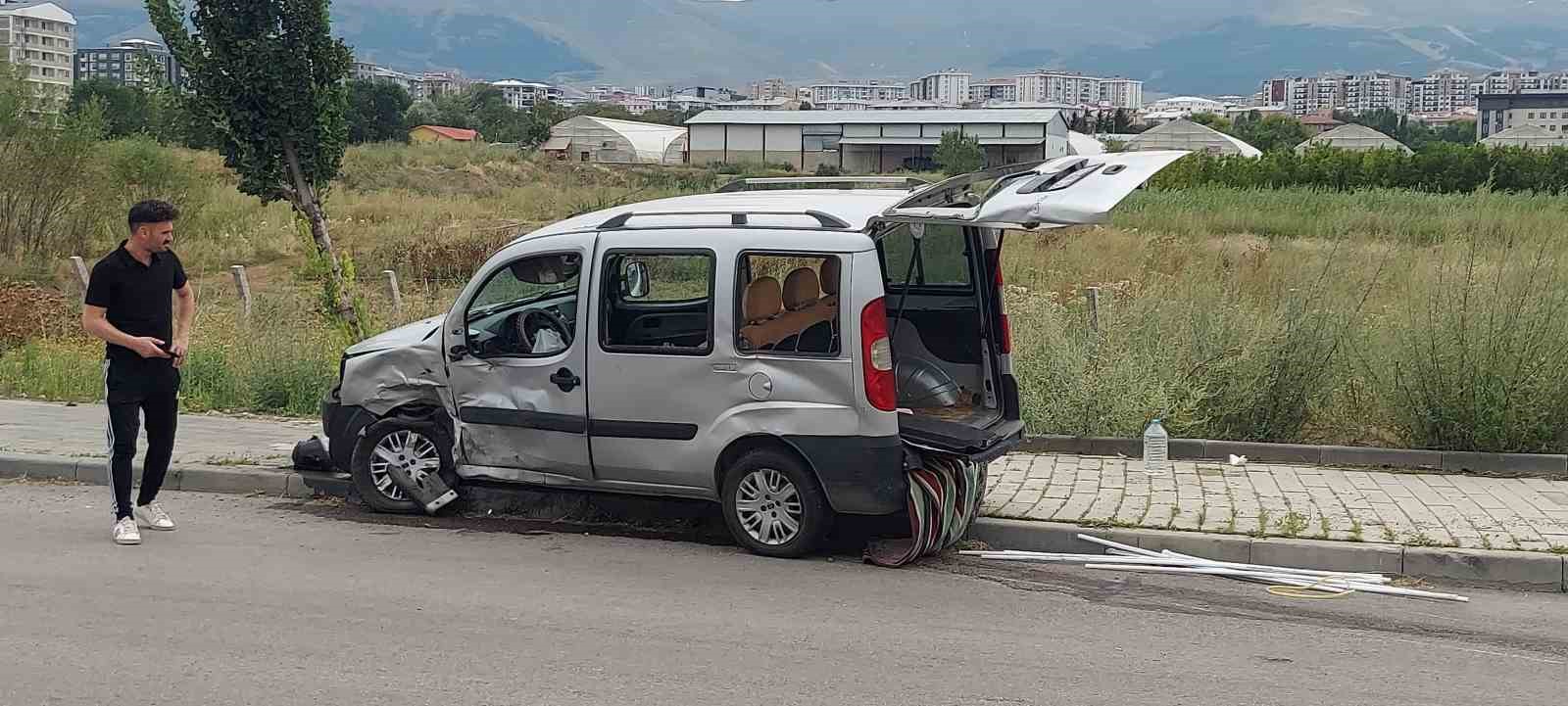 Erzurum’da araçlar kafa kafaya çarpıştı: 9 yaralı