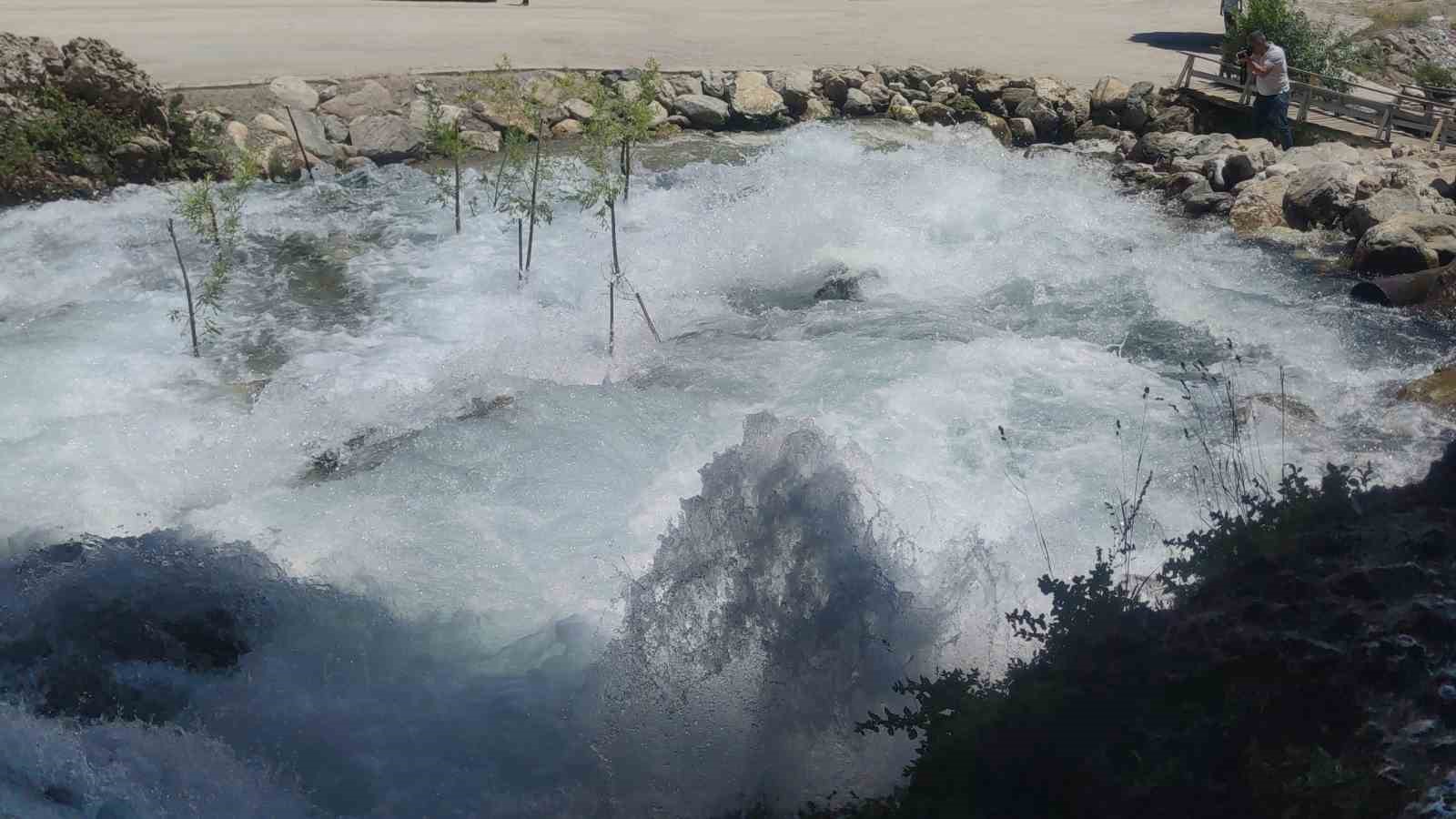 Doğa harikası su kaynağı ziyaretçilerini ağırlıyor