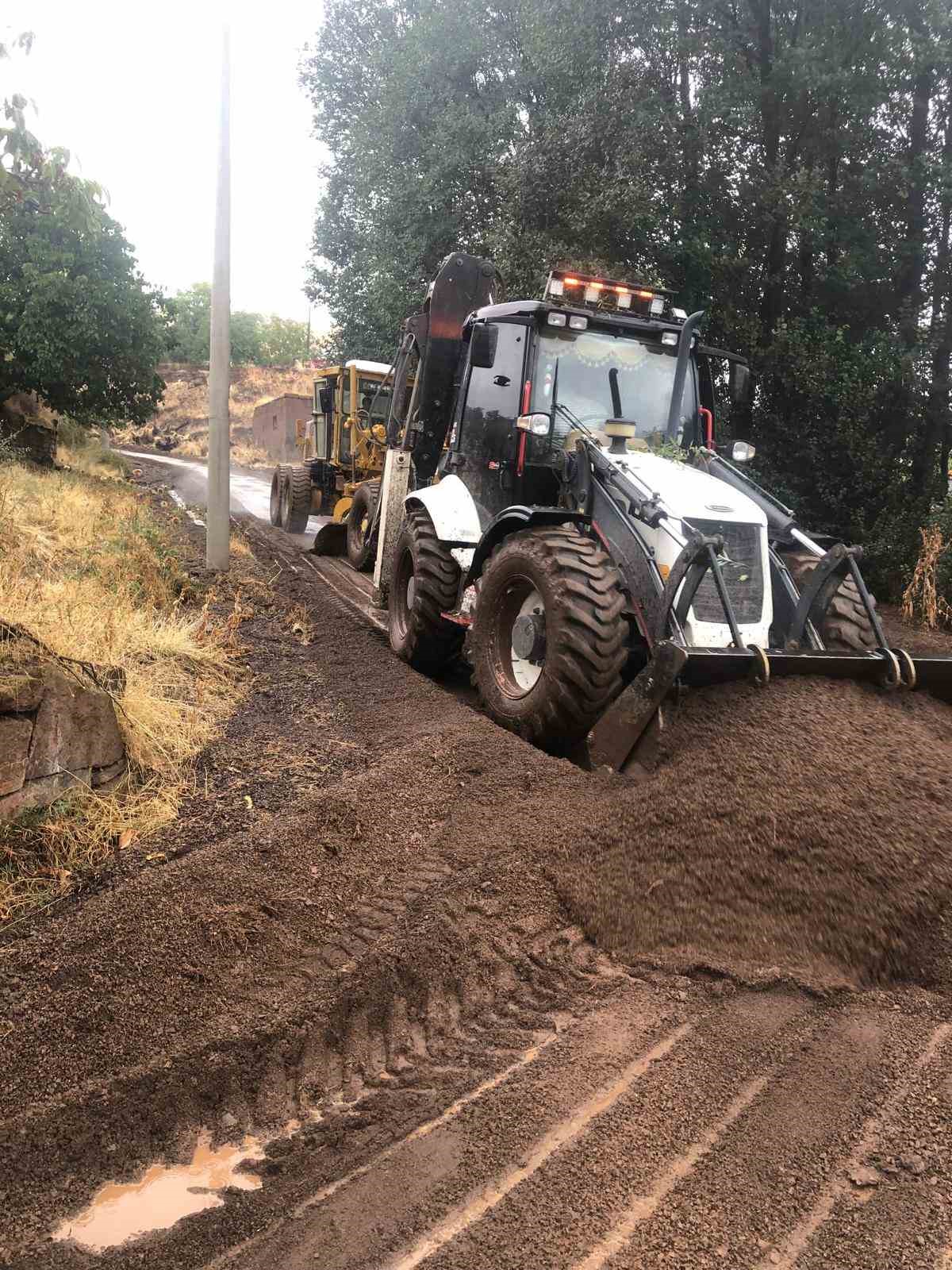 Ahlat’ta sel nedeniyle kapanan köy yolları ulaşıma açıldı